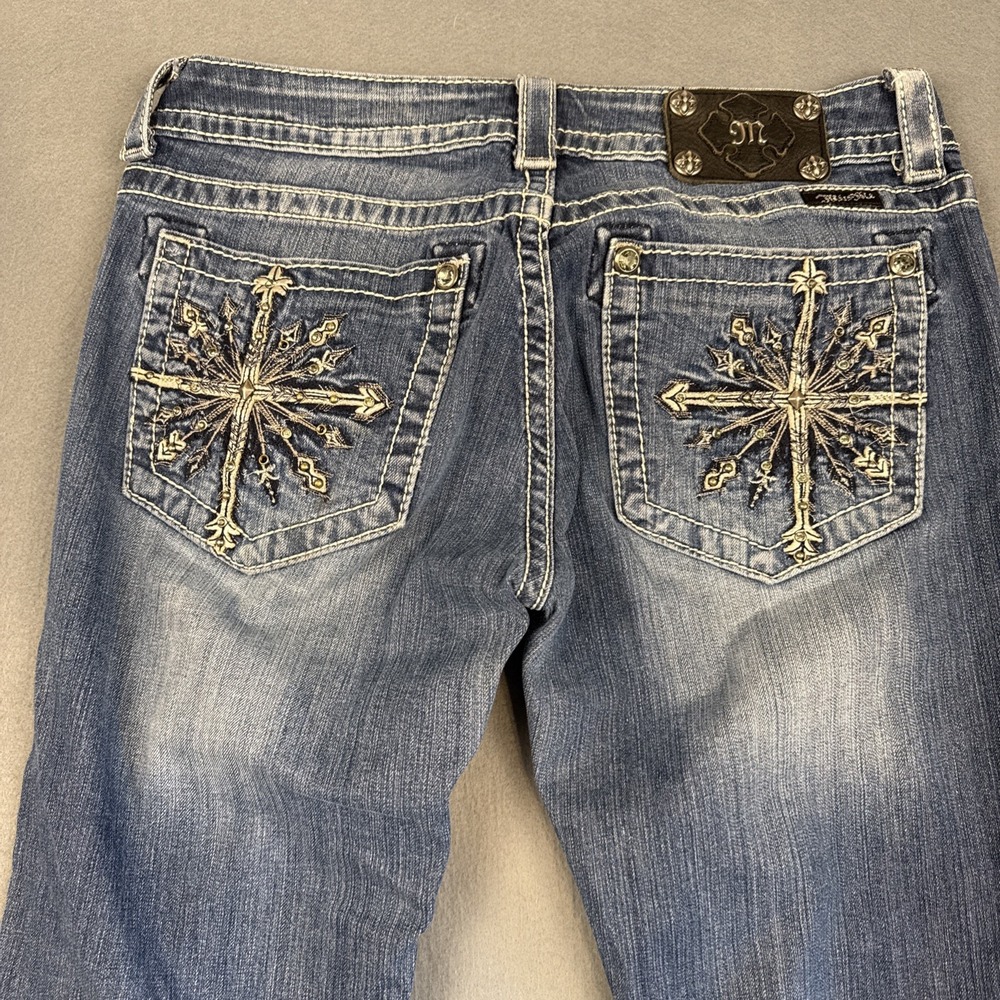 Miss Me Jeans Women 30x33.5 Boot Thick Stitch ARROW CROSS EMBELISHED WHISKERINGS